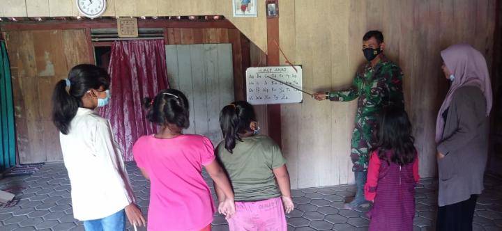 Anggota Satgas TMMD Bojonegoro, Ajari Masyarakat Membaca
